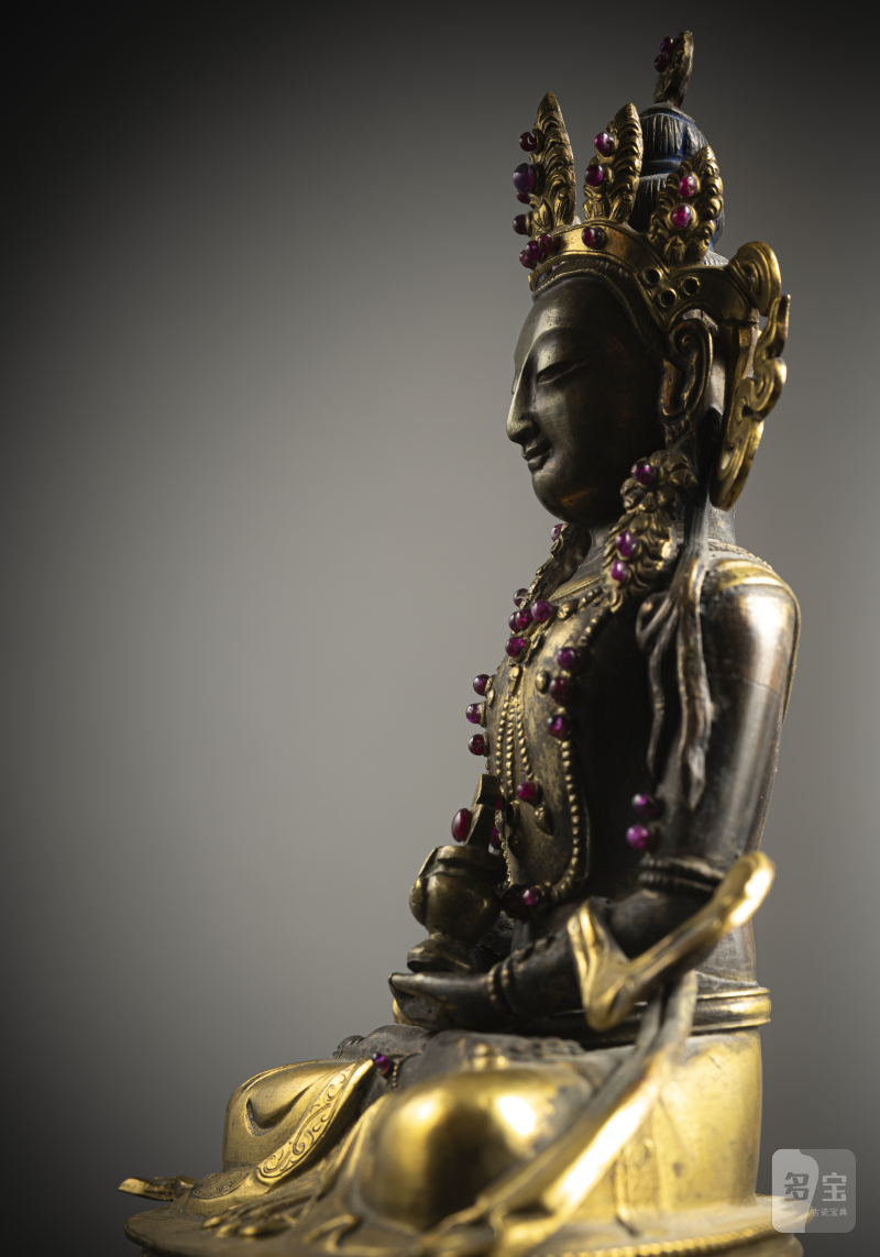 A part-gilt copper repoussé figure of Amitayus with glass and stone inlays - 图3